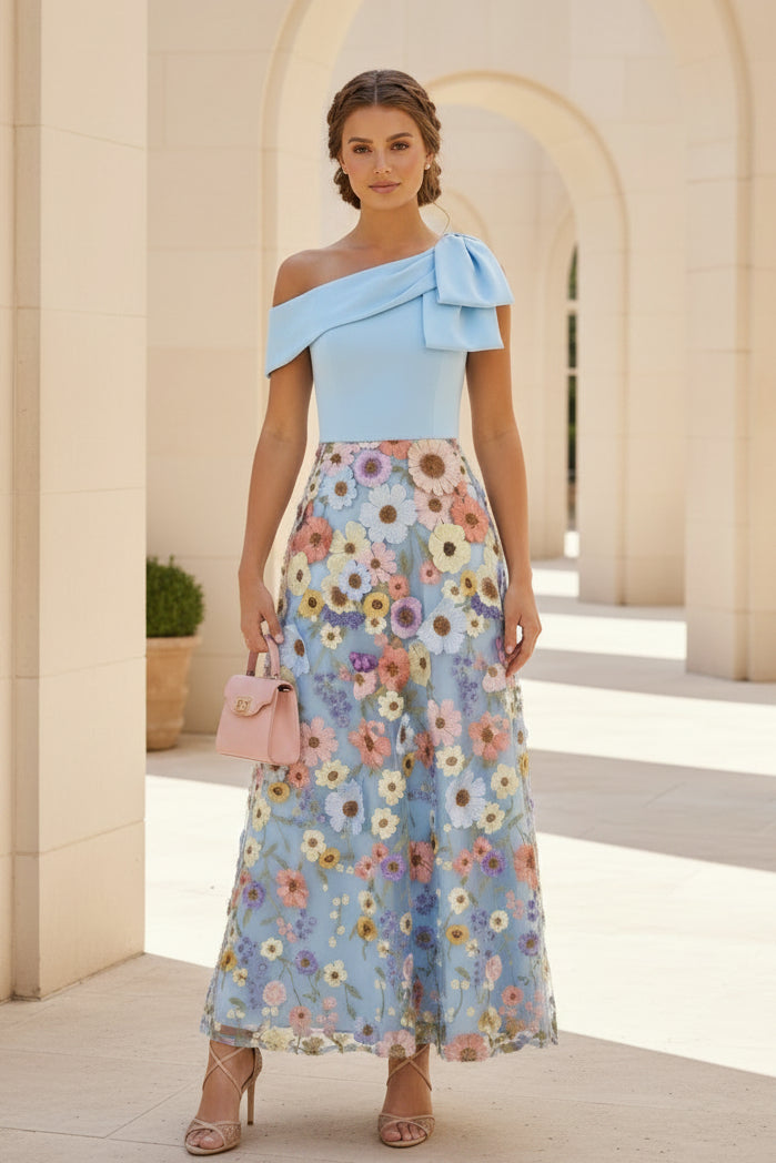 Maxikleid mit Blumenapplikation und Schleife an einer Schulter