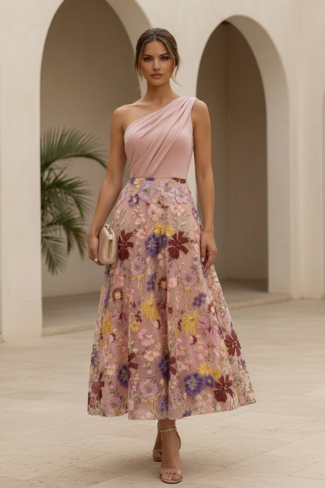 Ein schulterfreies, blumig besticktes Midi-A-Linien-Kleid