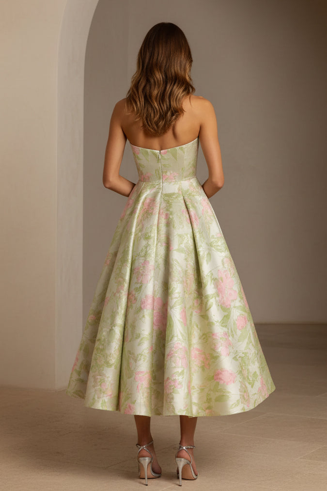 Trägerloses A-Linien-Kleid in Teelänge aus geblümtem Jacquard