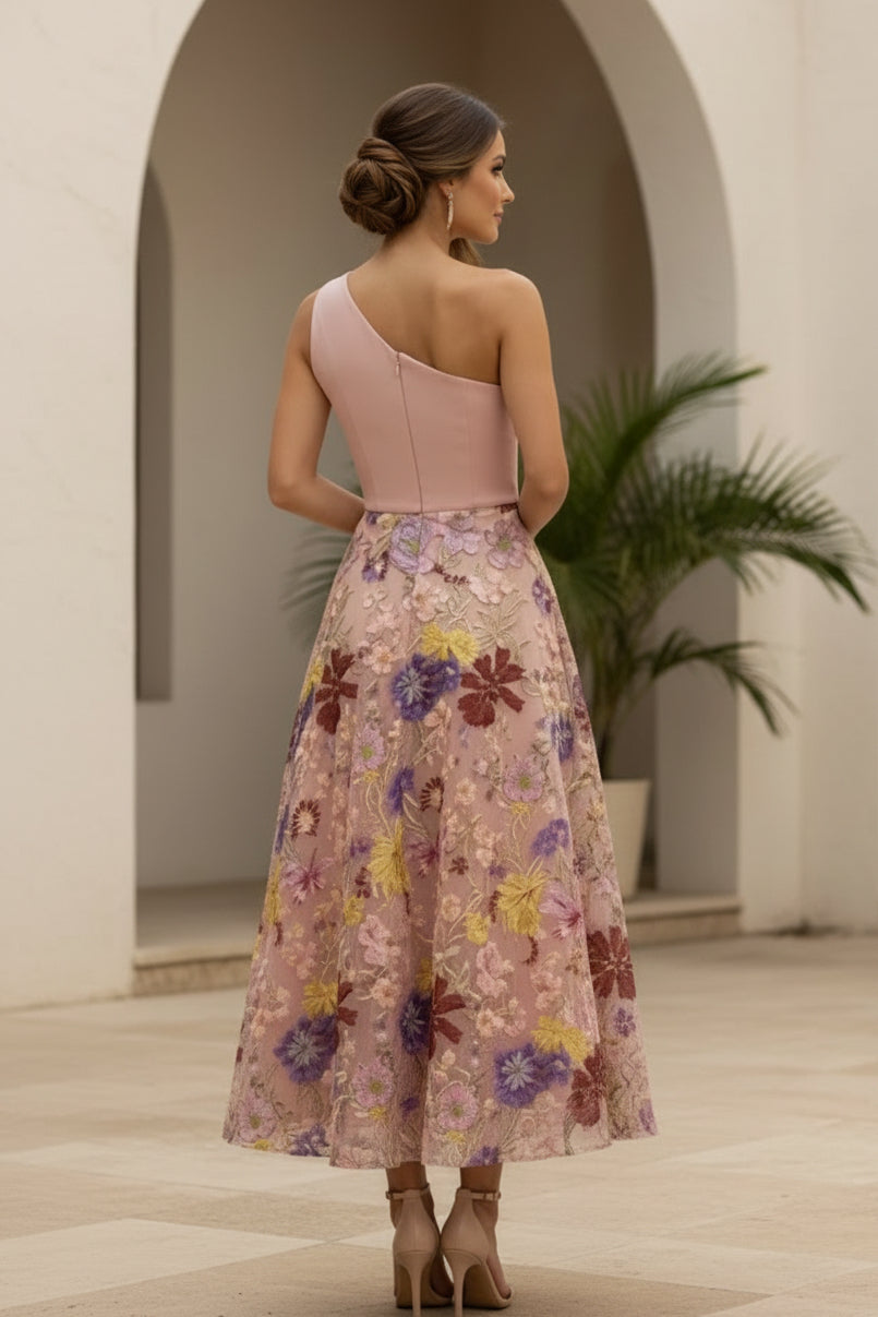 Ein schulterfreies, blumig besticktes Midi-A-Linien-Kleid