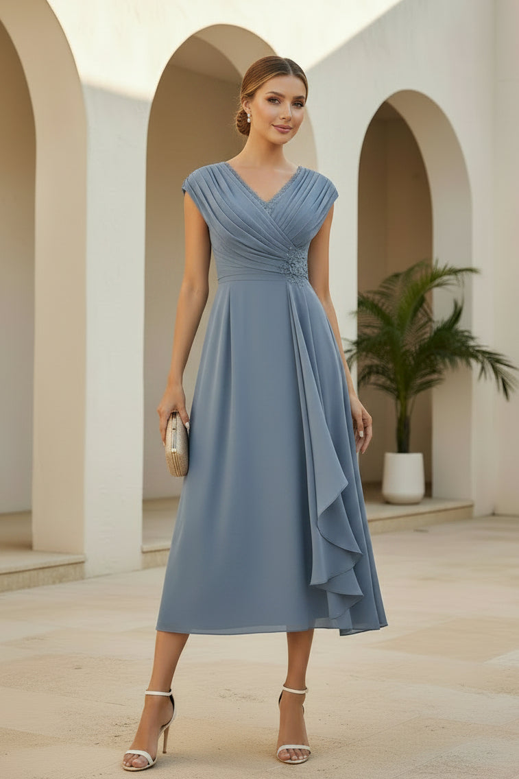 V-Ausschnitt, geraffte kurze Ärmel, wadenlanges A-Linien-Kleid