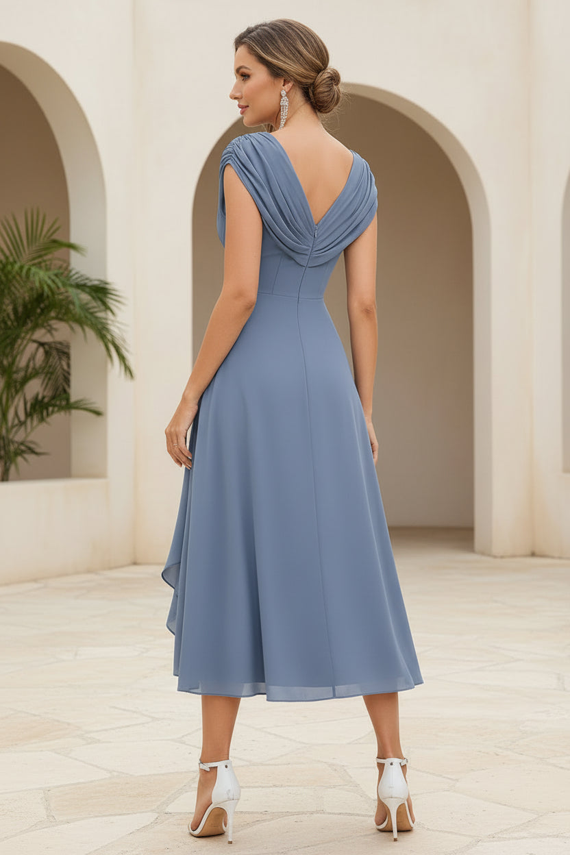 V-Ausschnitt, geraffte kurze Ärmel, wadenlanges A-Linien-Kleid