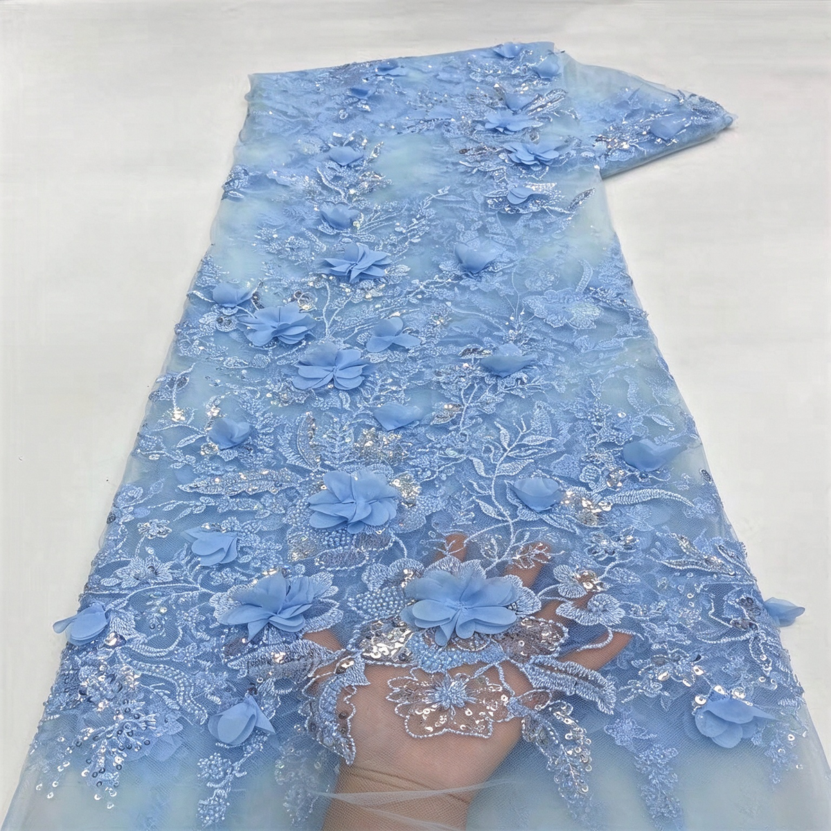 Langärmeliges A-Linien-Kleid aus Spitze mit floralen 3D-Applikationen