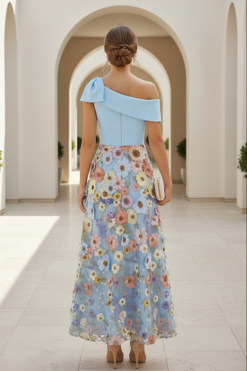 Maxikleid mit Blumenapplikation und Schleife an einer Schulter