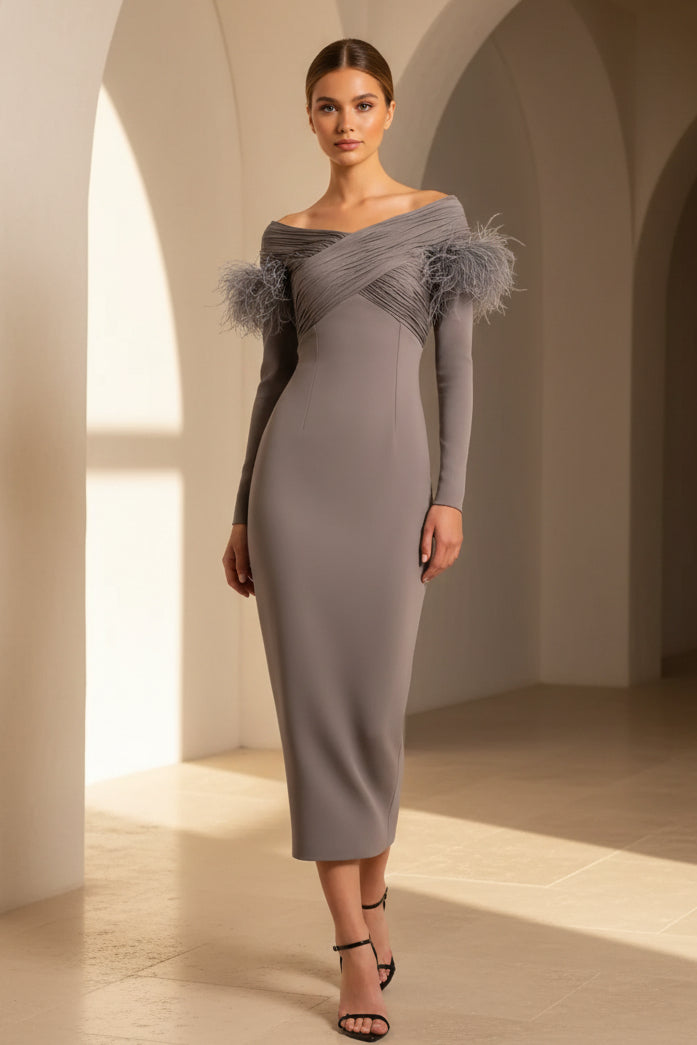 Trägerloses Midikleid mit Federbesatz