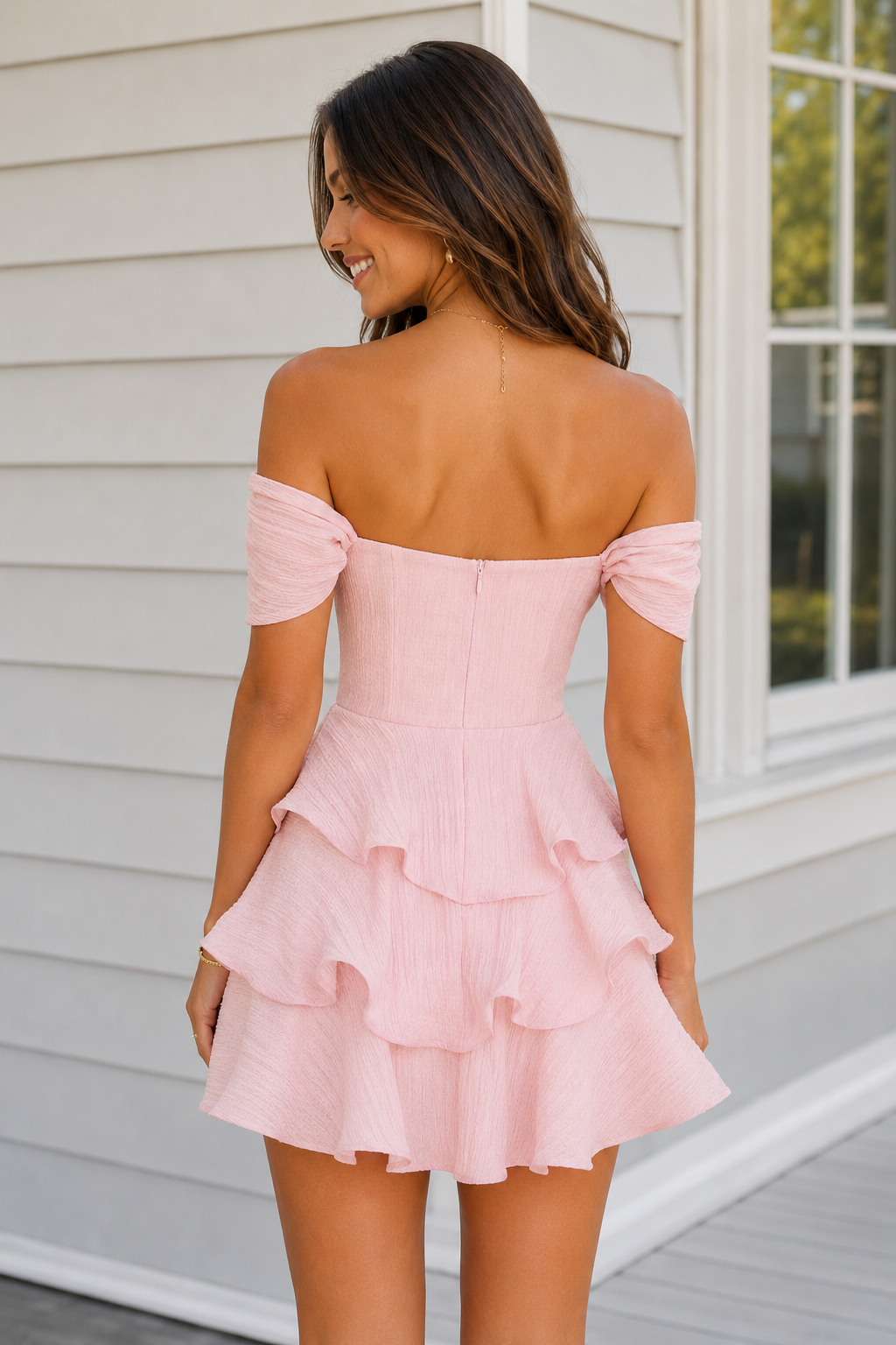 Gestuftes schulterfreies Mini-Rüschenkleid
