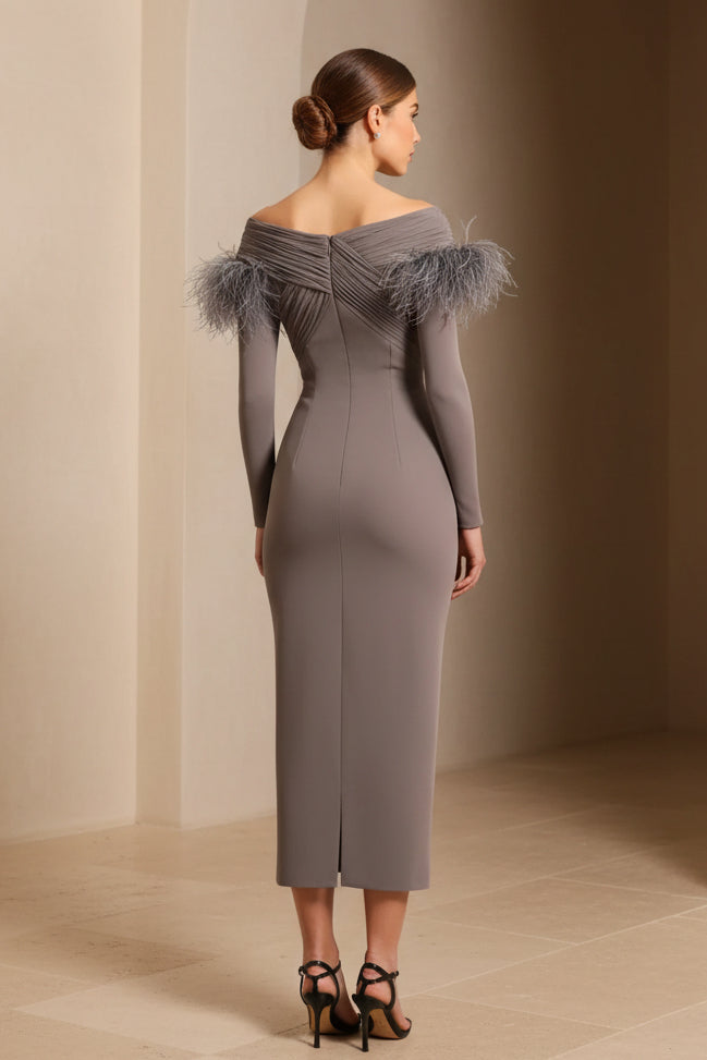 Trägerloses Midikleid mit Federbesatz