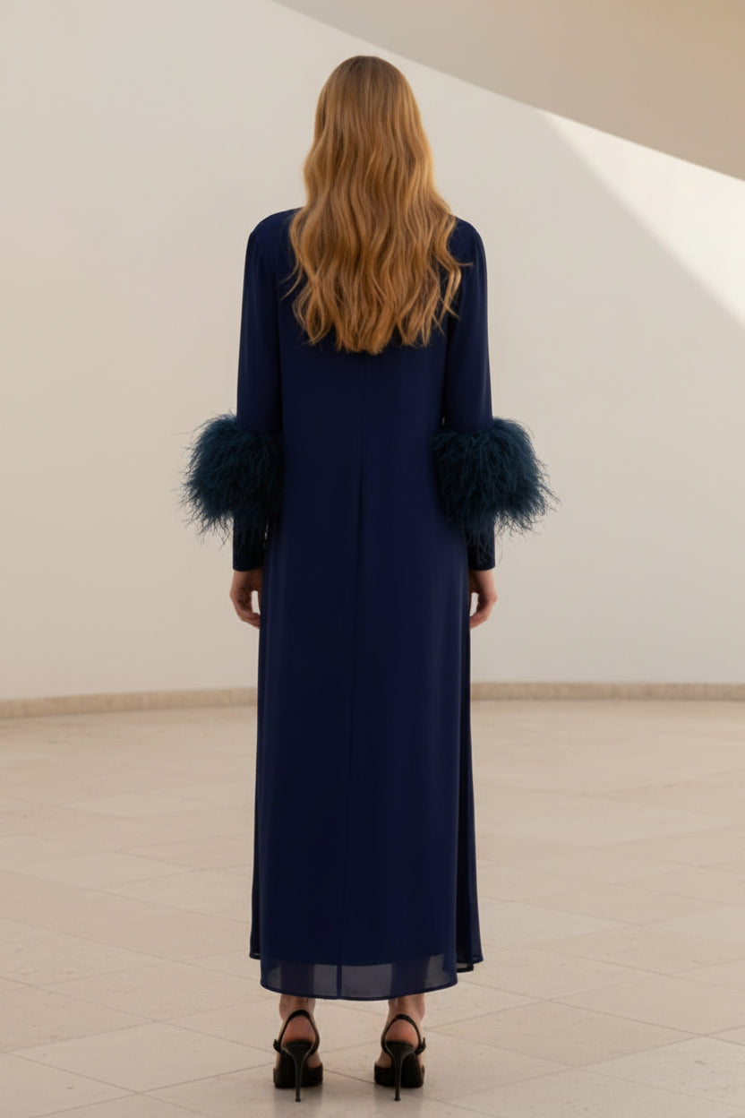 Midi-Kleid mit hohem Kragen und Ärmeln mit Federbesatz