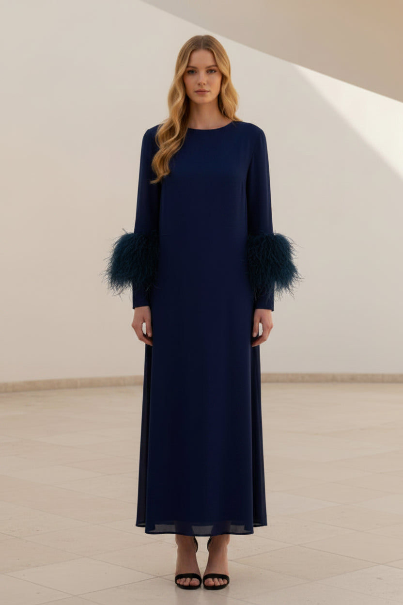 Midi-Kleid mit hohem Kragen und Ärmeln mit Federbesatz