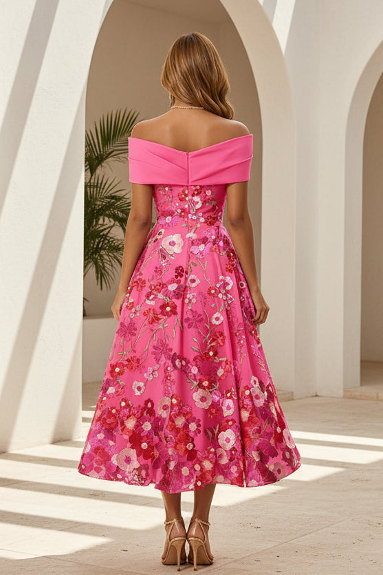 Schulterfreies geblümtes Teelängen-Kleid