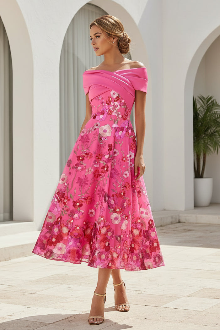 Schulterfreies geblümtes Teelängen-Kleid