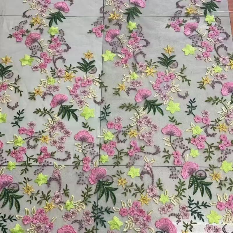 Geblümtes, gesticktes Stufen-Midikleid aus Mesh mit Bindeträgern
