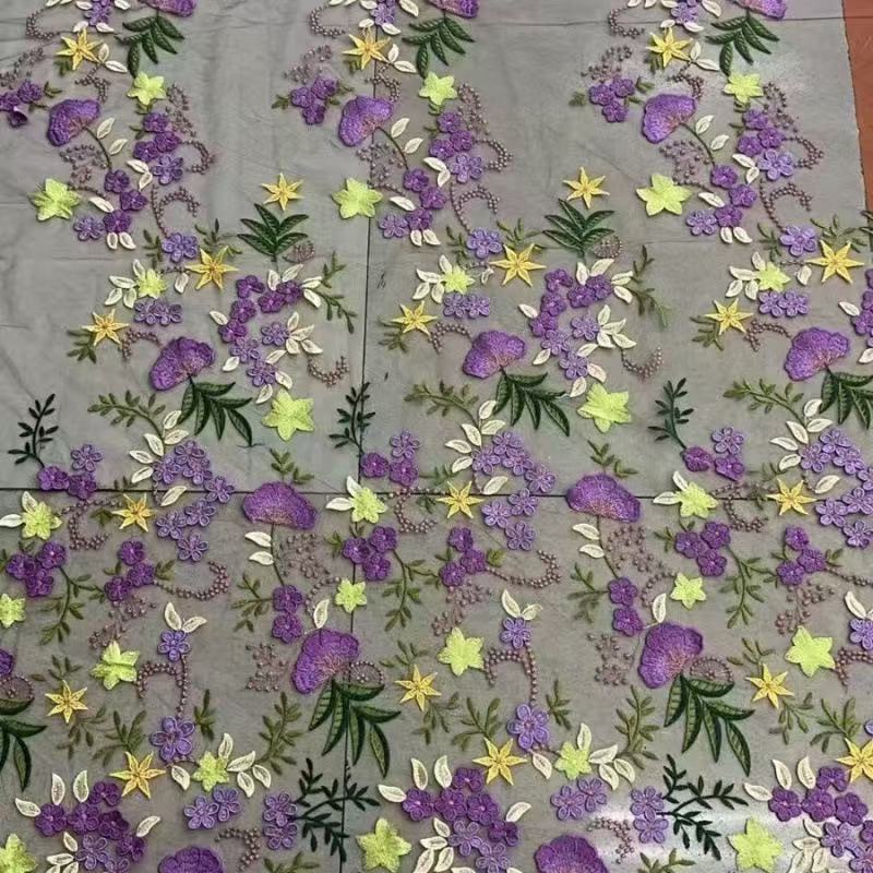 Geblümtes, gesticktes Stufen-Midikleid aus Mesh mit Bindeträgern