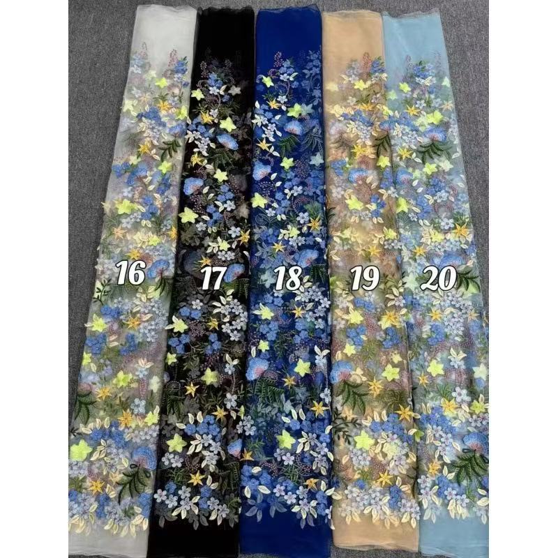 Geblümtes, gesticktes Stufen-Midikleid aus Mesh mit Bindeträgern