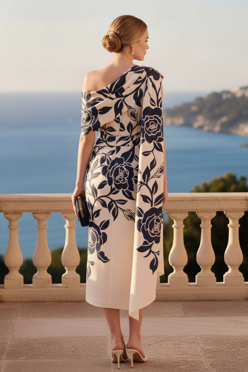 Ein schulterfreies, geblümtes Cape-Midikleid