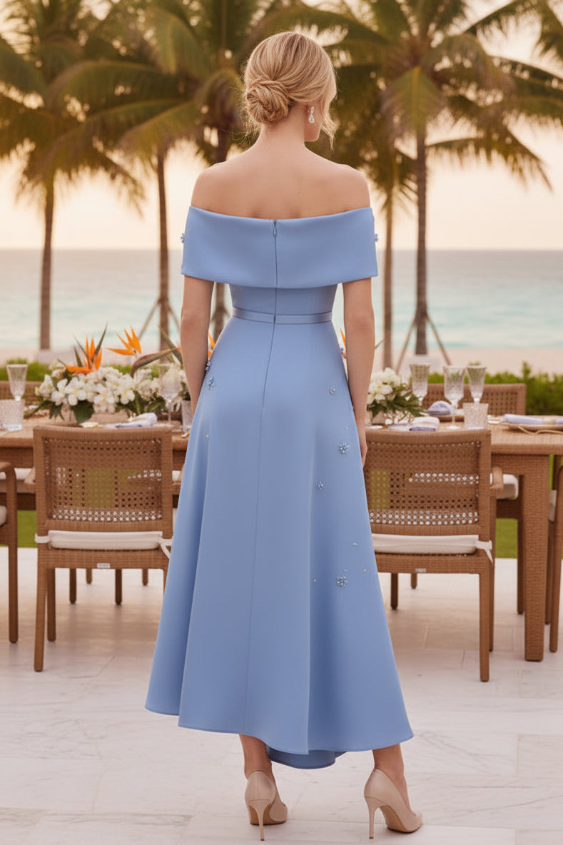 Schulterfreies, asymmetrisches Kleid mit Perlenverzierung
