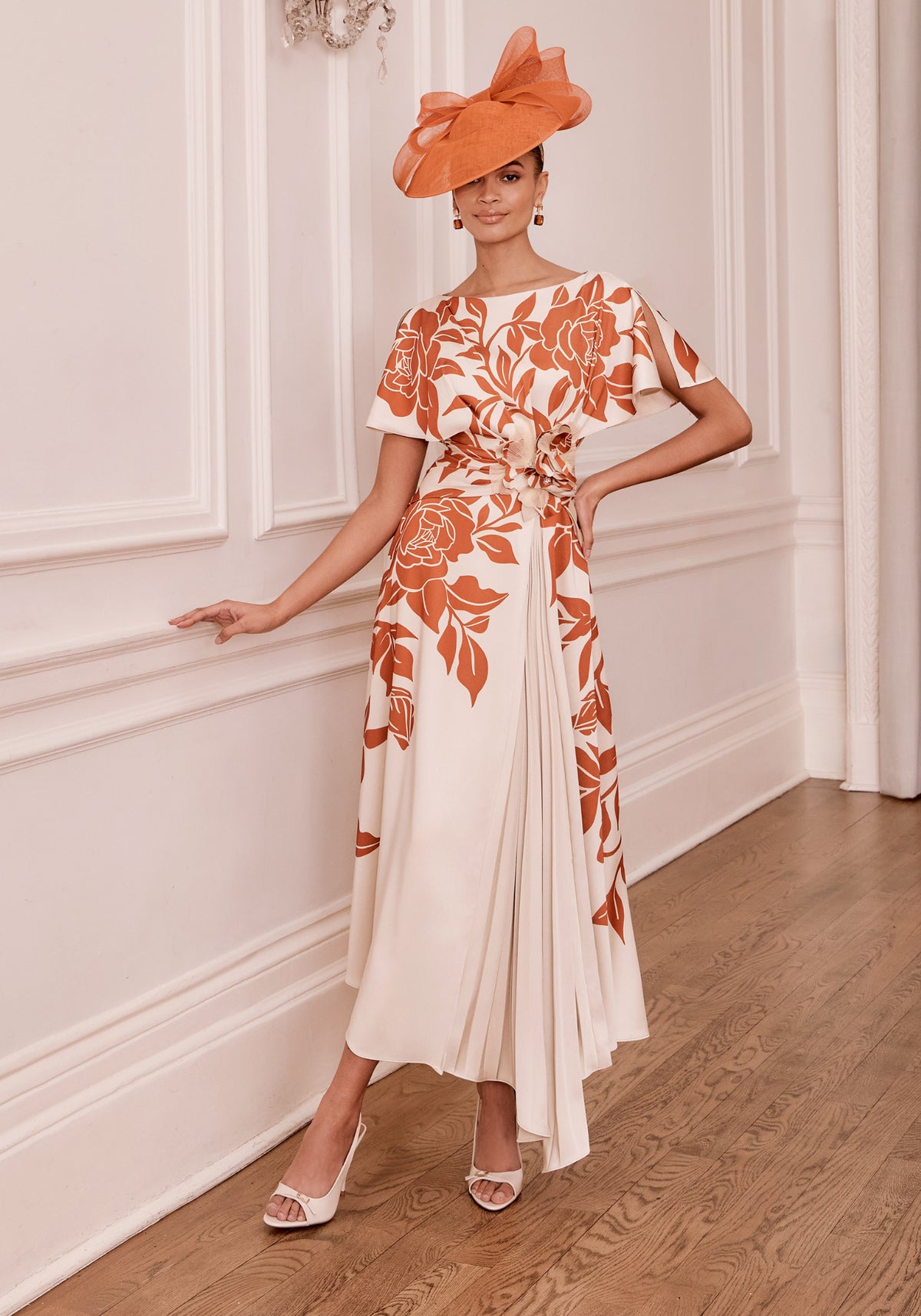 Geblümtes, asymmetrisches Midikleid mit Bateau-Ausschnitt