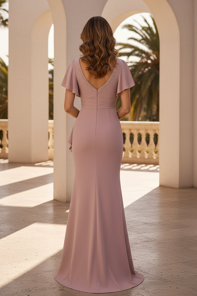 Perlenbesetztes, eckig geschnittenes Abendkleid mit flatternden Ärmeln