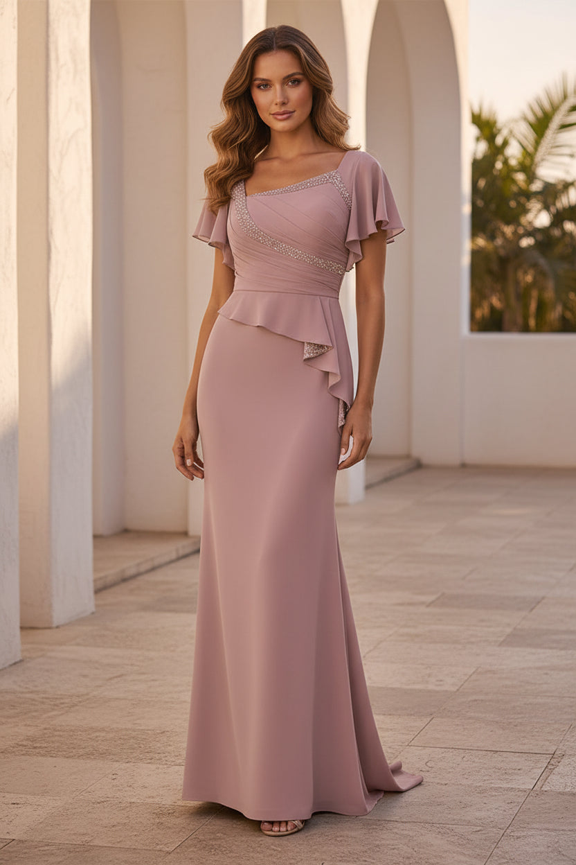 Perlenbesetztes, eckig geschnittenes Abendkleid mit flatternden Ärmeln