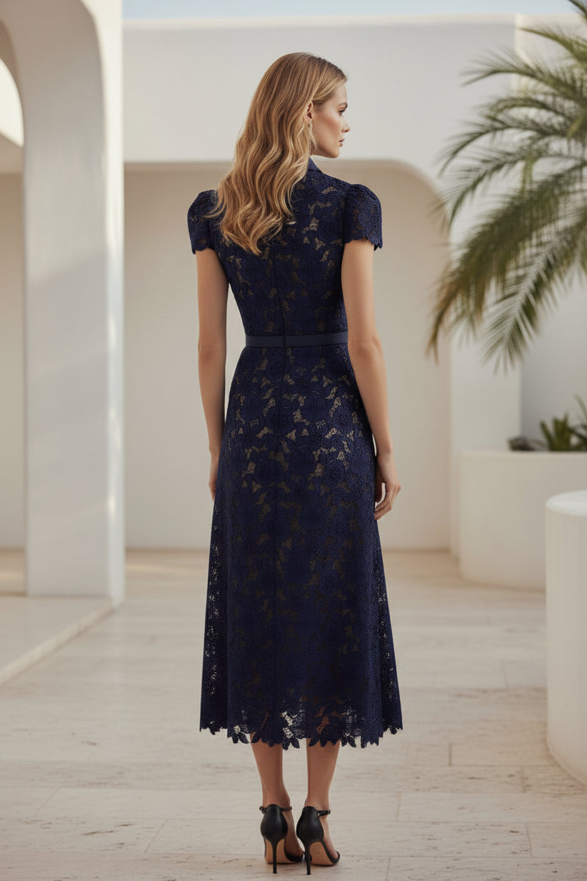 Midi-Kleid mit Spitzenkragen und Gürtel