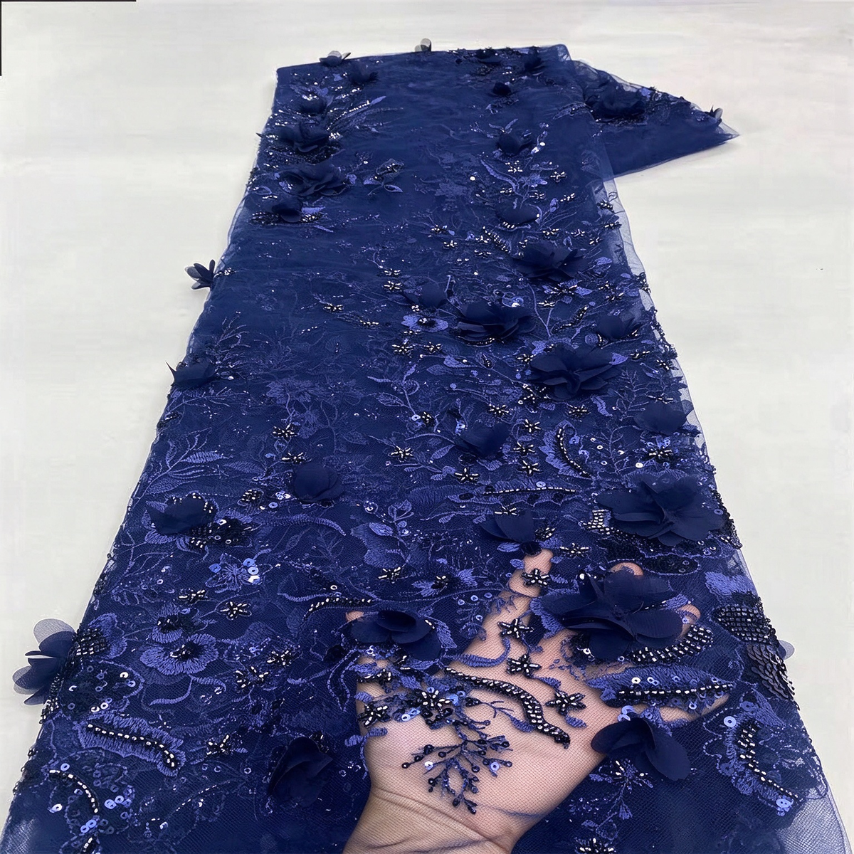 Langärmeliges A-Linien-Kleid aus Spitze mit floralen 3D-Applikationen