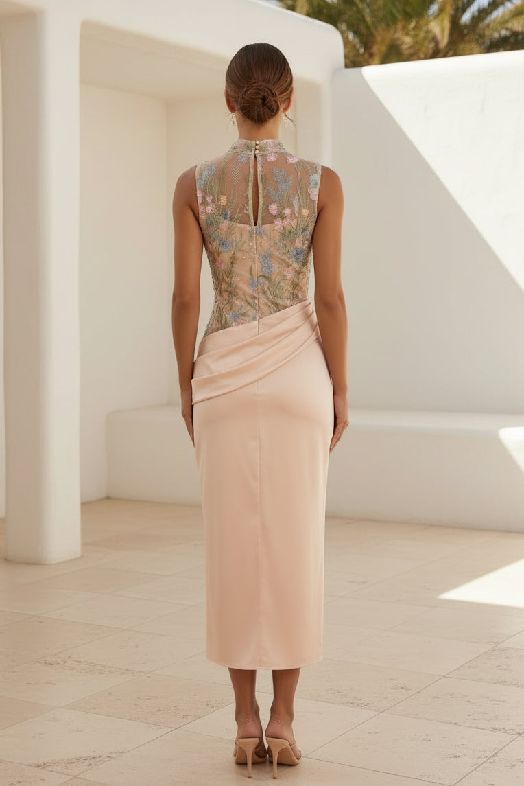 Besticktes hochgeschlossenes Satin-Midikleid