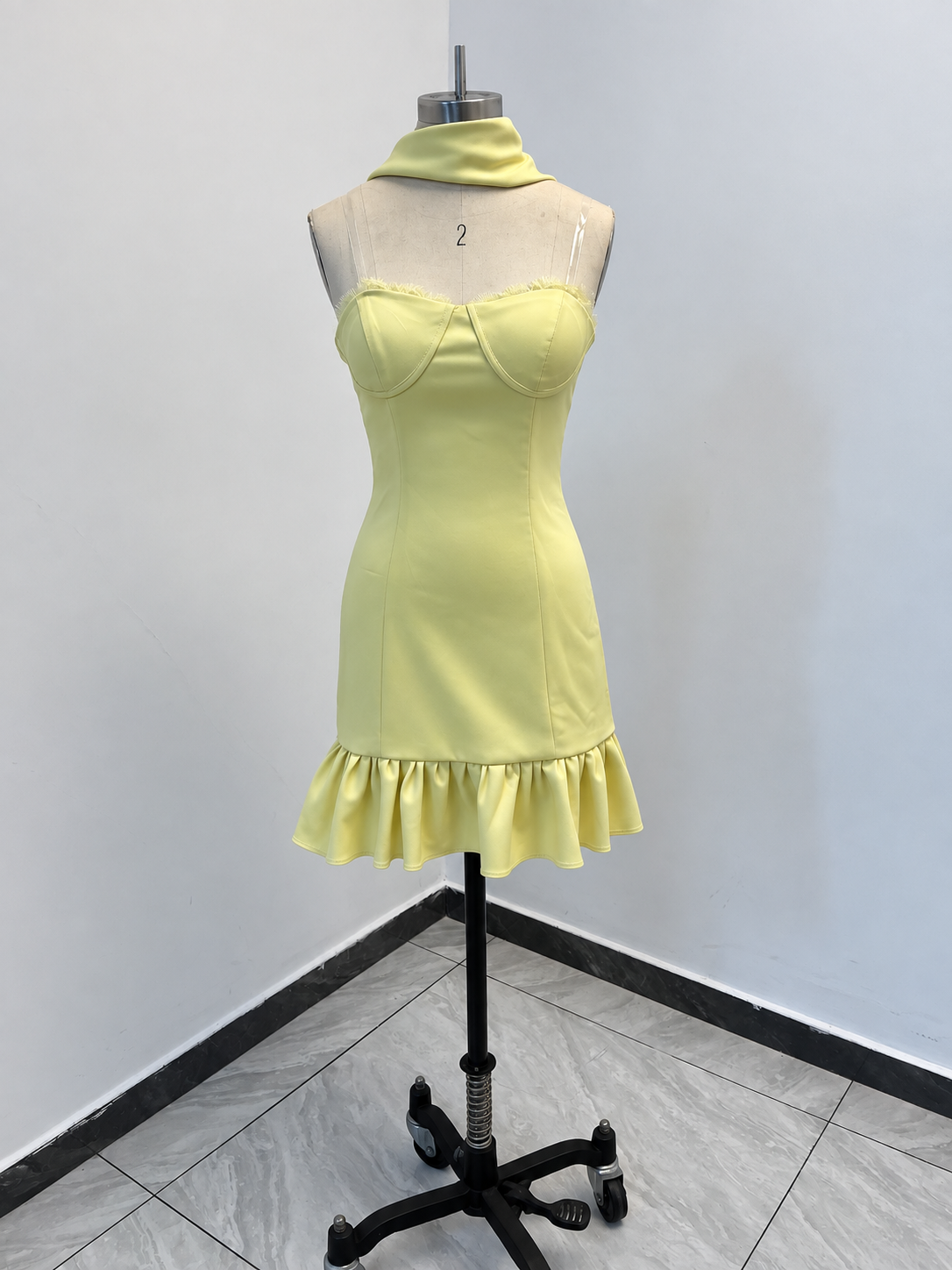Trägerloses Sweetheart-Mini-Kleid mit Rüschen und Schal