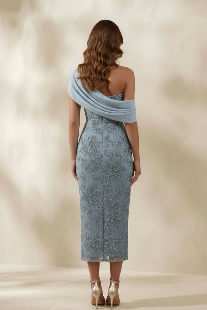 Perlenbesetztes, schulterfreies Midi-Scheidenkleid