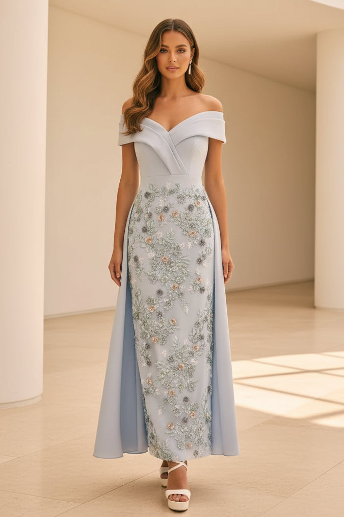 Schulterfreies, verziertes Kleid mit Überrock