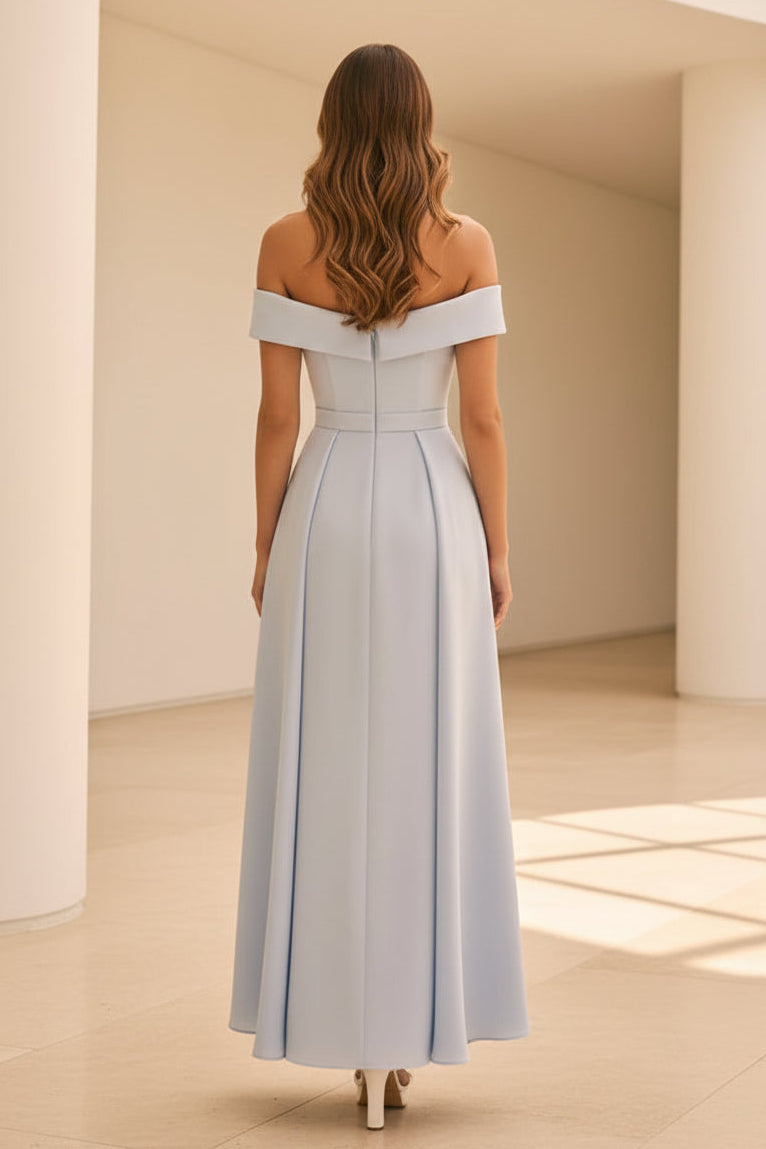 Schulterfreies, verziertes Kleid mit Überrock