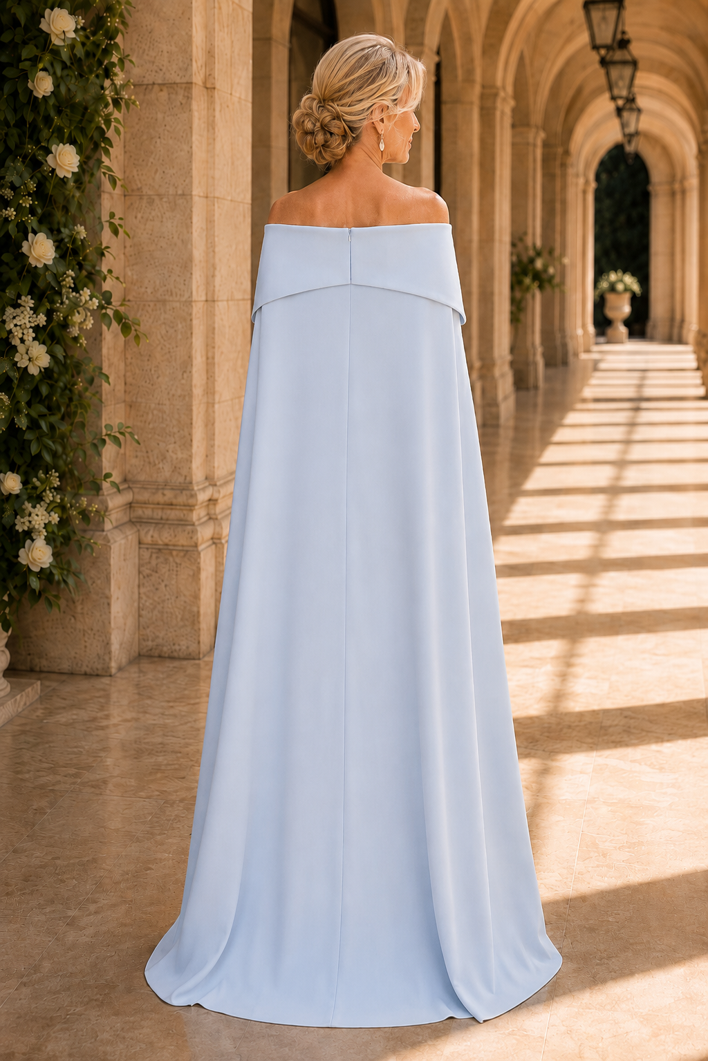 Perlenbesetztes schulterfreies Cape-Säulenkleid