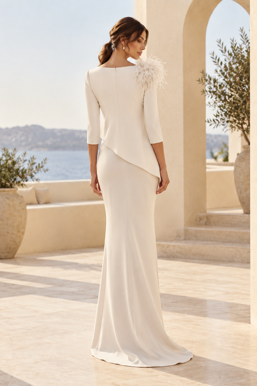 Asymmetrische zweiteilige Crêpe-Robe mit Federn