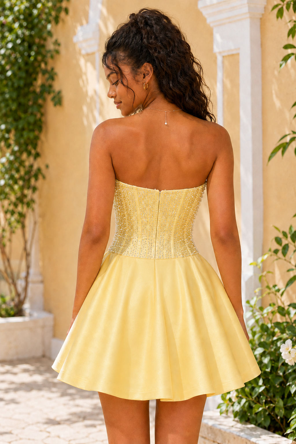 Trägerloses Korsett-Minikleid aus Satin mit Perlenstickerei