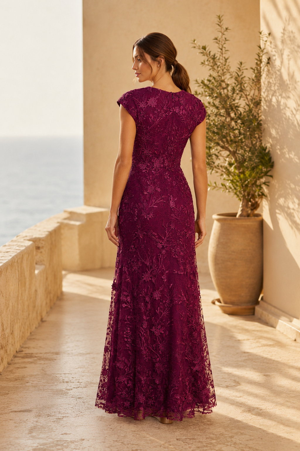 Florales Spitzen-Abendkleid mit kurzen Ärmeln und hohem Schlitz