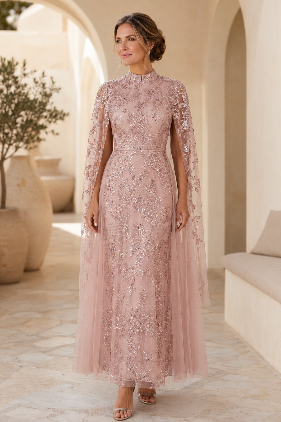 Hochgeschlossenes Abendkleid aus Spitze mit Cape