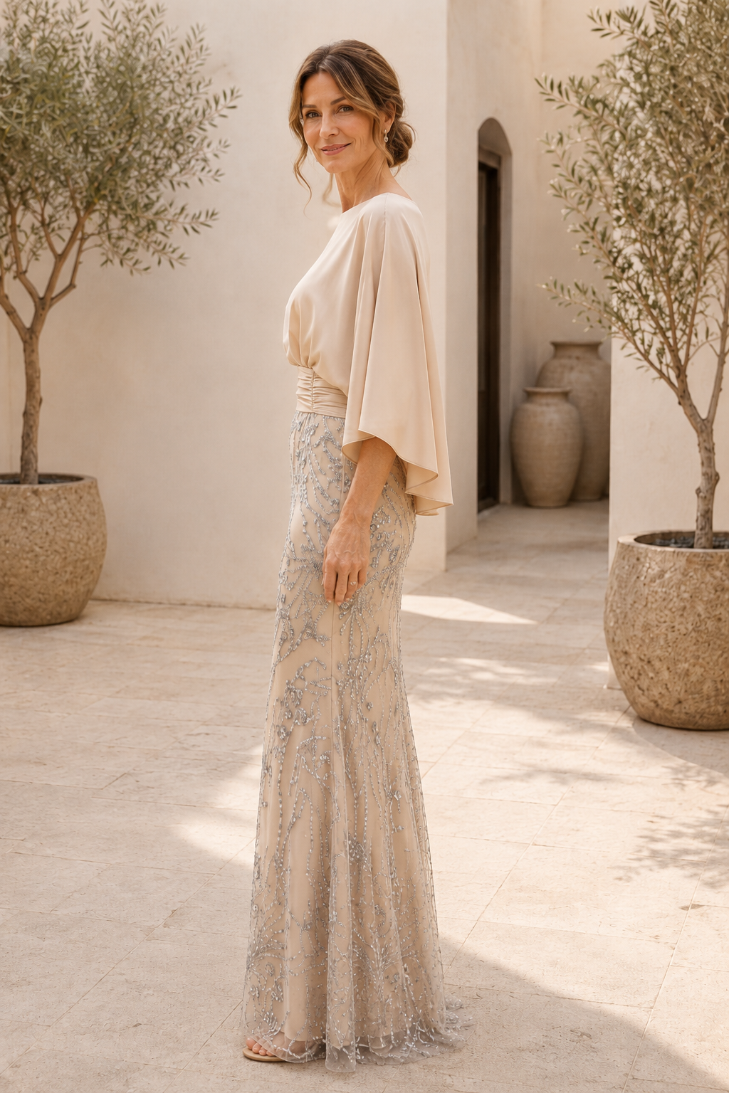 Neckholder-Kleid mit Cape-Ärmeln und Paillettenrock