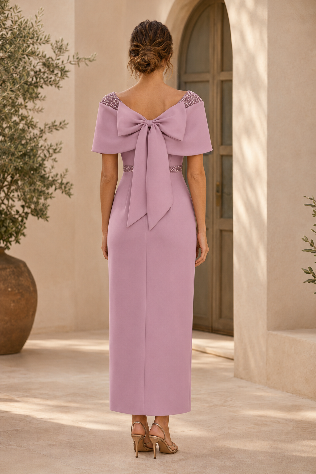 Kleid mit Schleifenrücken und Perlenbund