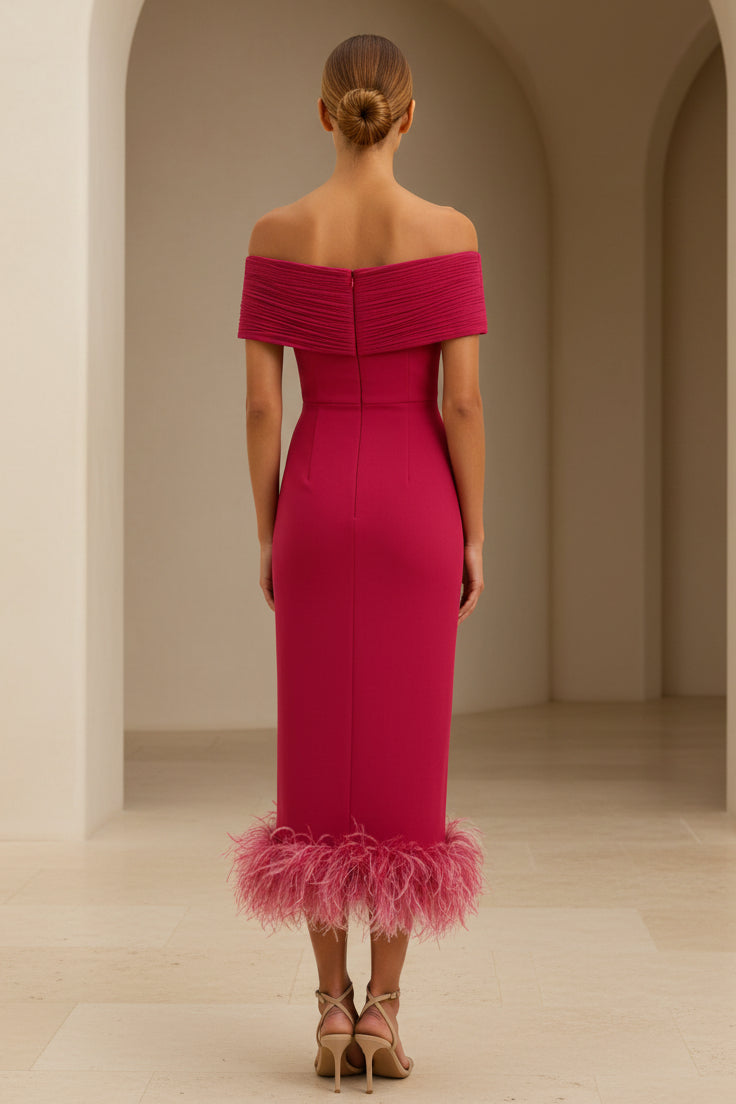 Plissiertes Midikleid mit Federbesatz und Carmen-Ausschnitt