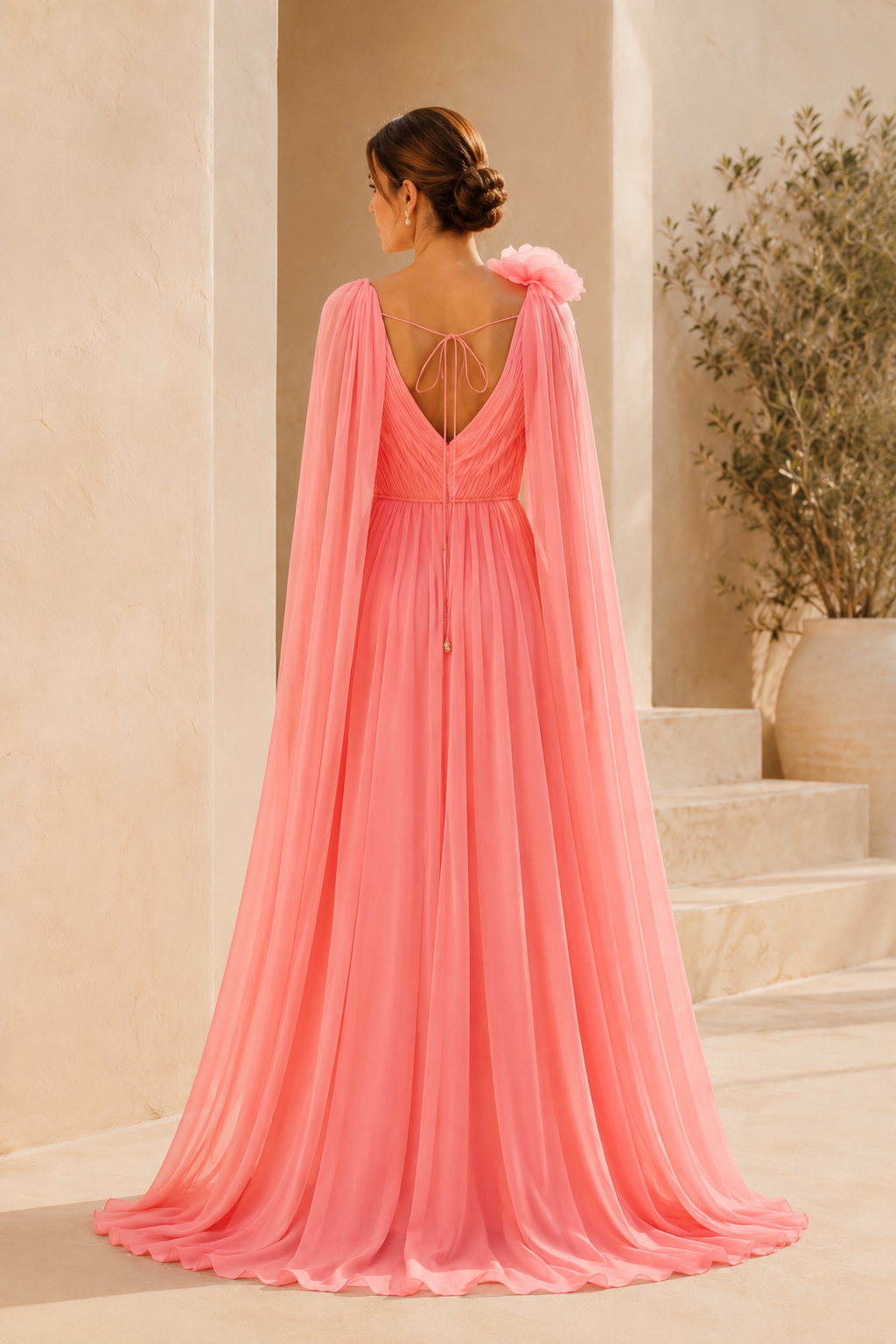Chiffonkleid mit Cape-Ärmeln und 3D-Blumen-Detail