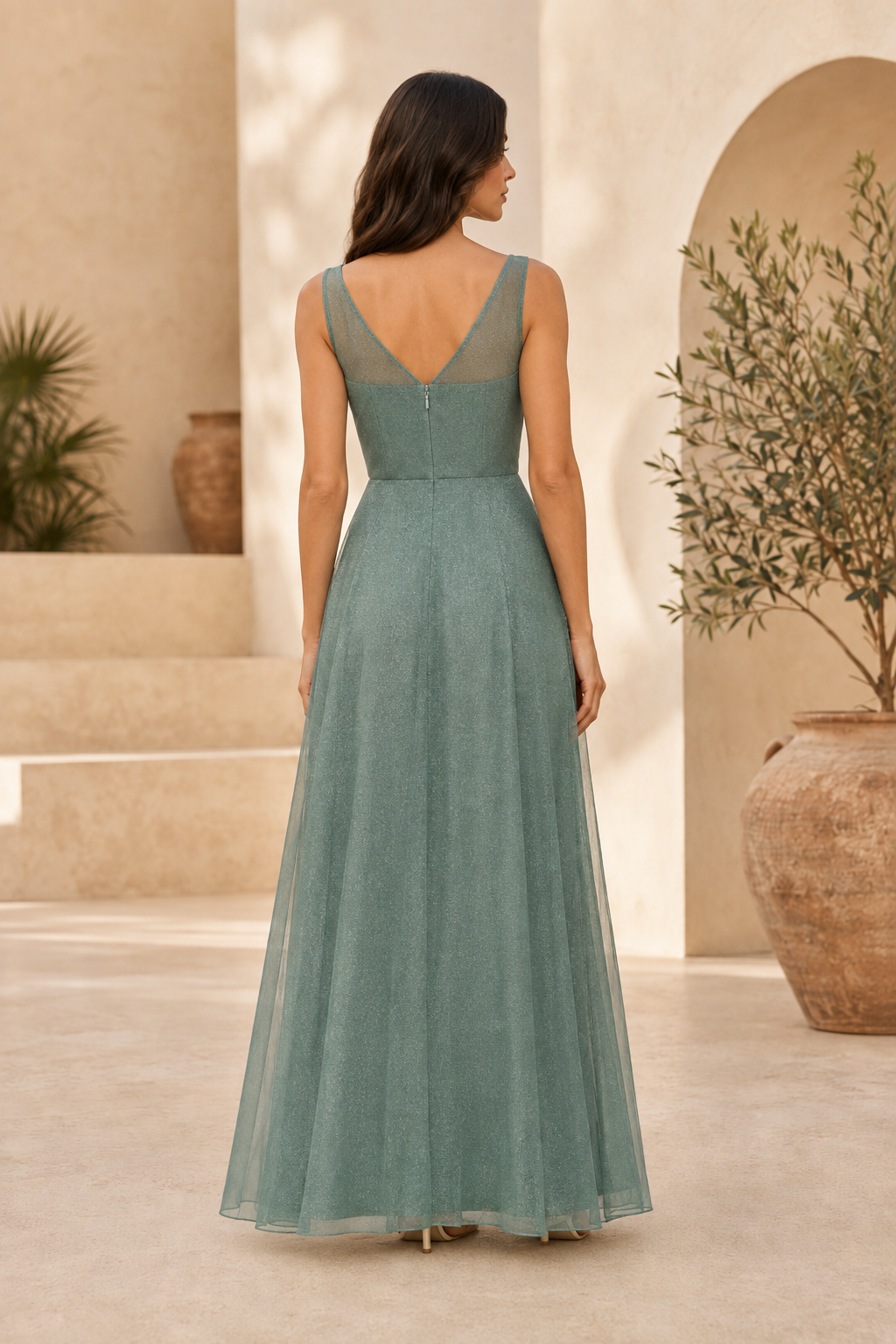 Abendkleid im A-Linien-Schnitt mit Illusionsausschnitt und hohem Schlitz