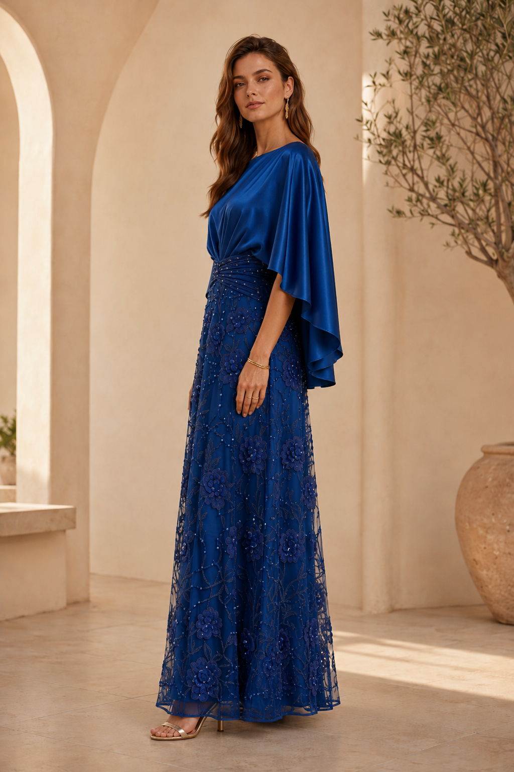Abendkleid mit Satincape-Oberteil und floraler Stickerei