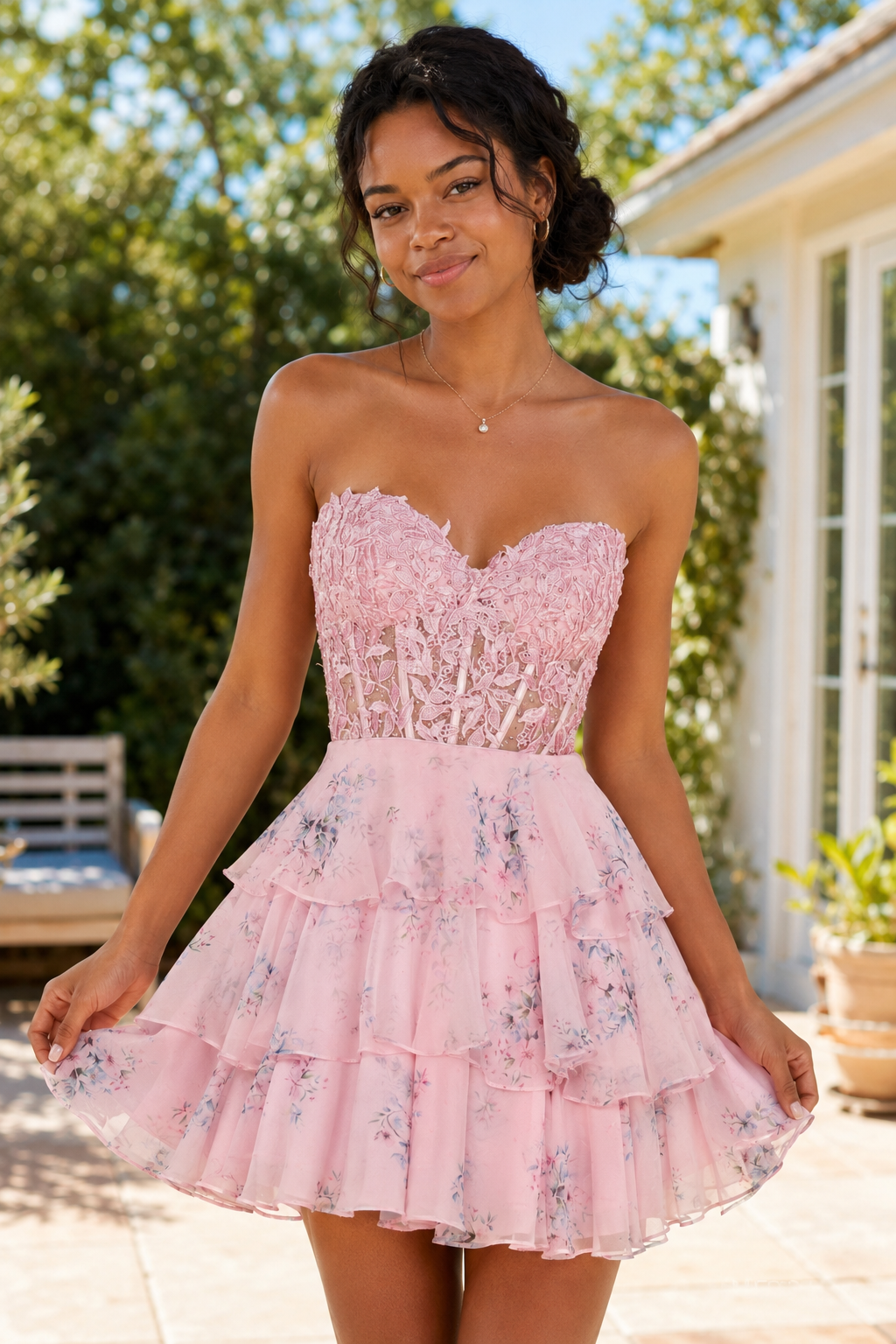 Trägerloses Korsett-Minikleid mit floraler Spitze und Stufenrock