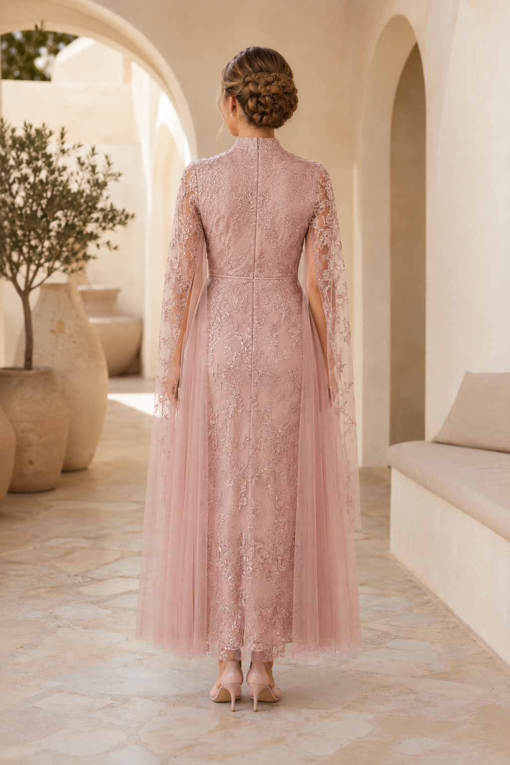 Hochgeschlossenes Abendkleid aus Spitze mit Cape