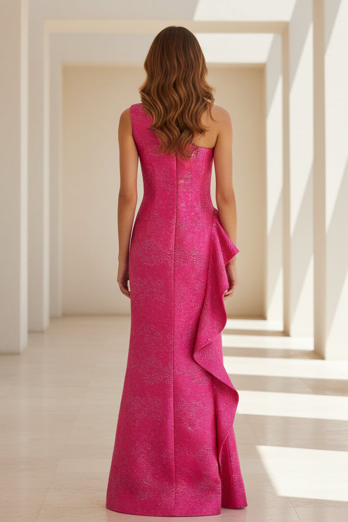 Ein schulterfreies, metallisches Jacquard-Abendkleid mit Rüschen