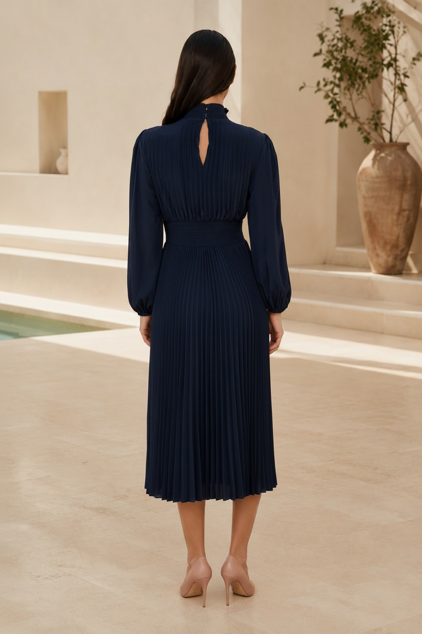 Hochgeschlossenes plissiertes Midikleid mit langen Ärmeln