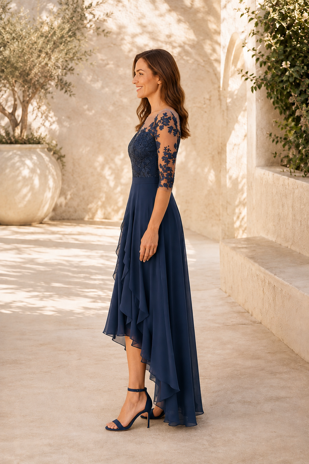 Abendkleid mit Illusionsspitzenapplikationen und asymmetrischem Rüschenrock