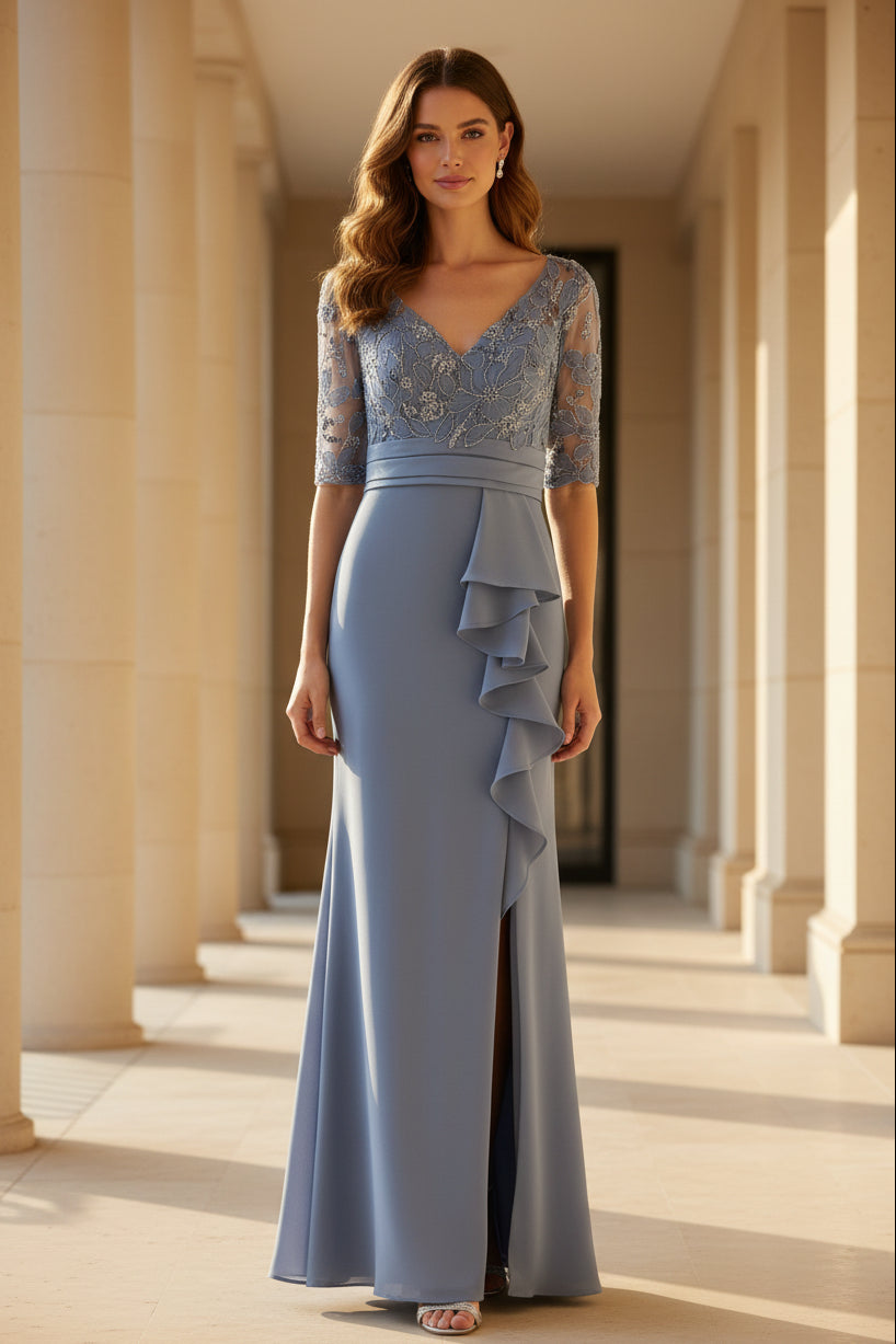 V-Ausschnitt, Spitzenkleid mit halblangen Ärmeln und Rüschenschlitz