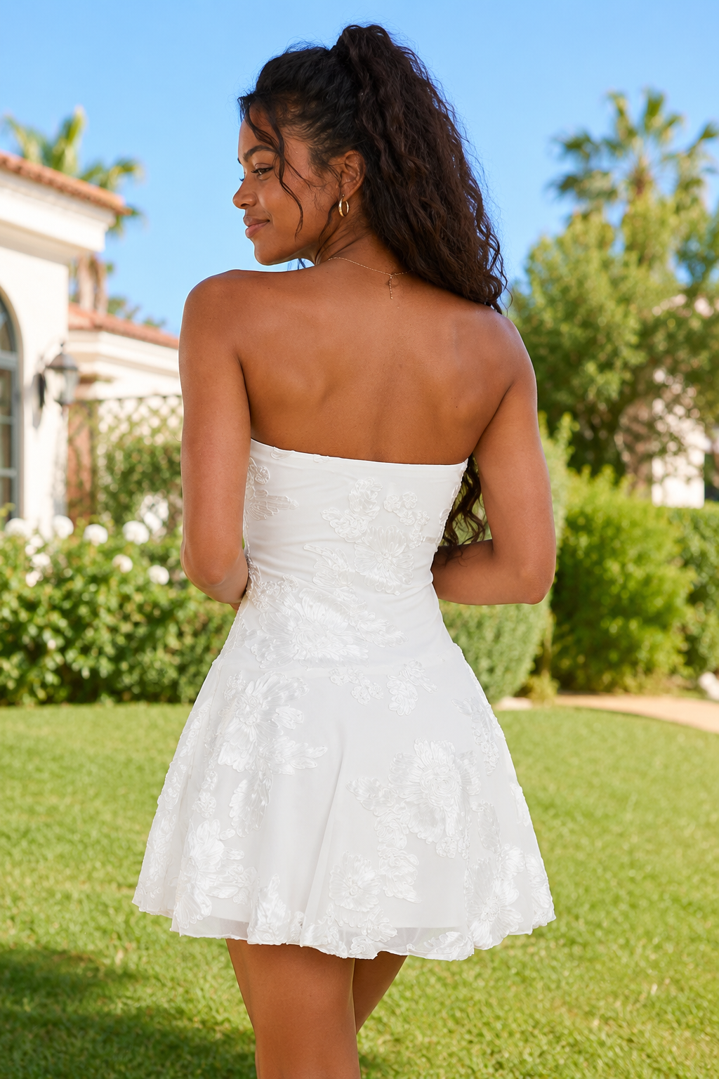 Trägerloses Mini-Fit-and-Flare-Kleid aus Spitze mit Applikationen