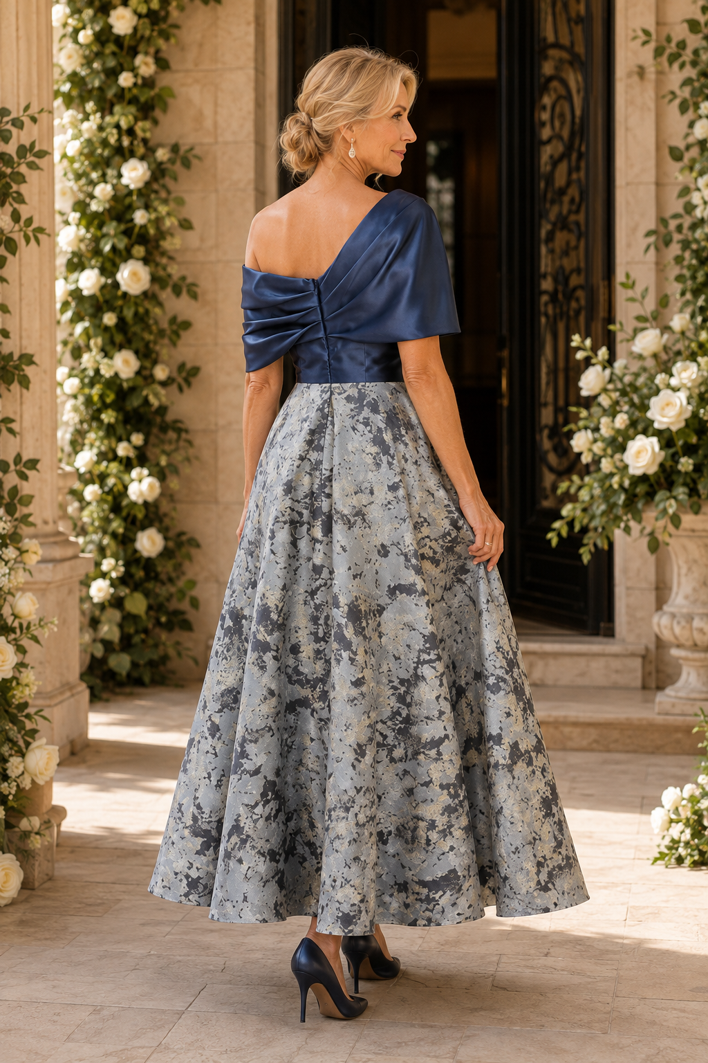 Etuikleid aus Satin-Jacquard mit drapiertem One-Shoulder-Träger