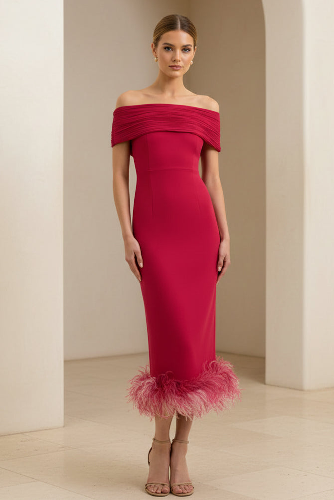 Plissiertes Midikleid mit Federbesatz und Carmen-Ausschnitt